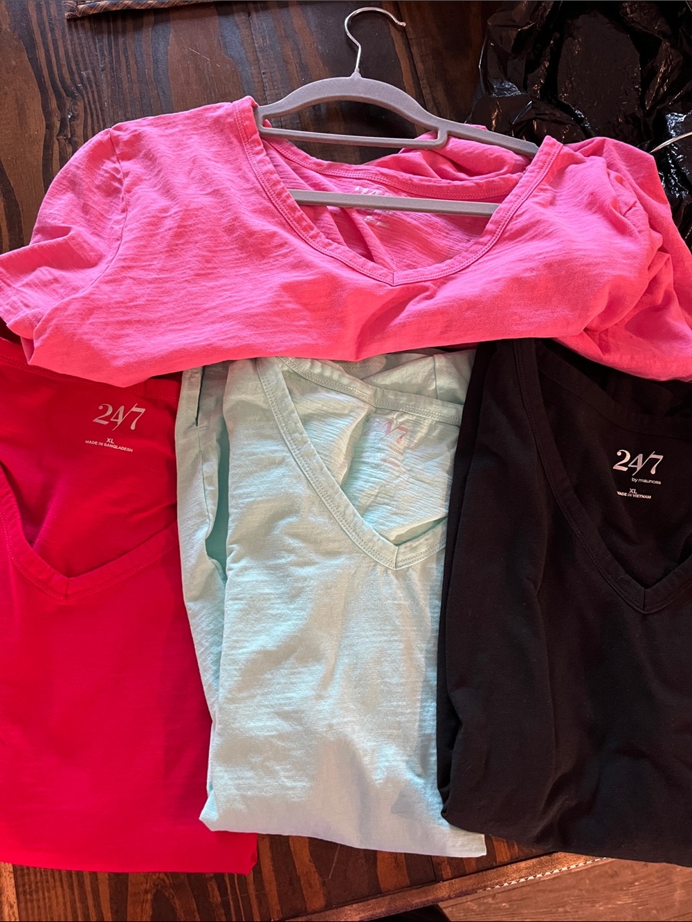 SET OF 4.    Women's V-Neck Short Sleeve Tee - Pink
